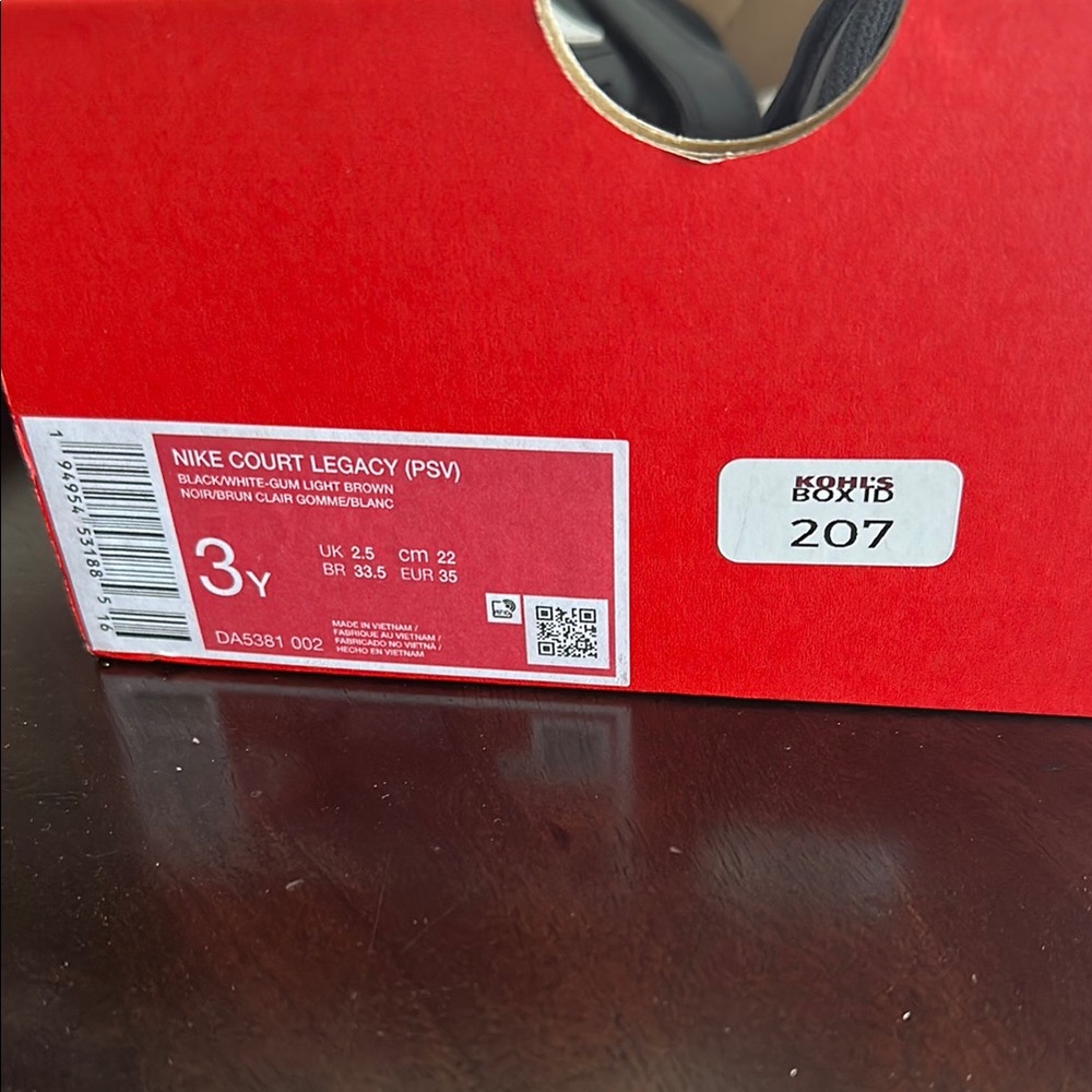 Brand new Big Boys size 3 Nike Court Legacy Shoes - Black and White